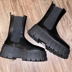 ASOS platform boots NWOT